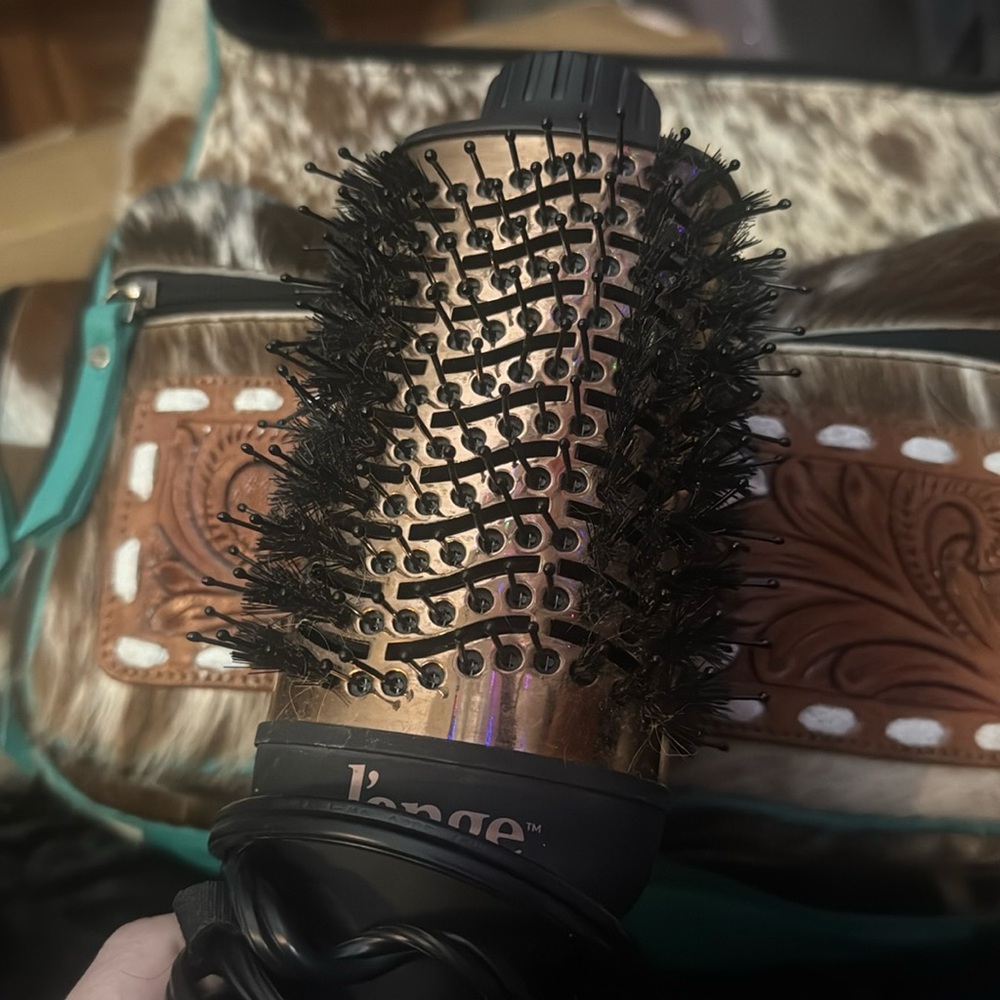 Le volume  2-in-1 titanium brush dryer